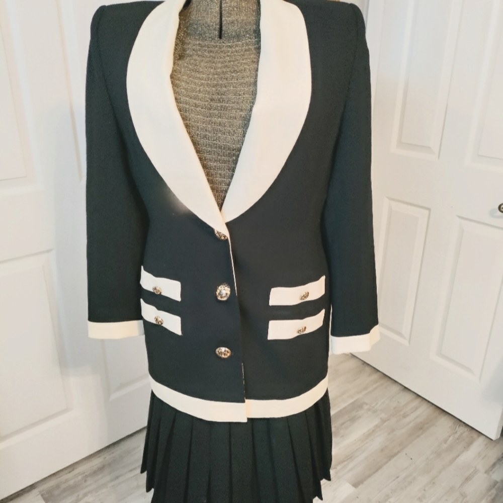 Suit pleated skirt Jacket is lined.100% Wool